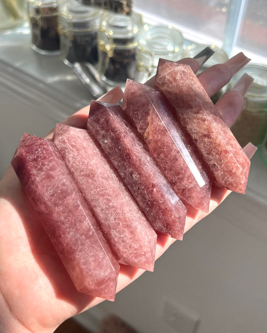 Strawberry Quartz - Crystal Meanings & Metaphysical Healing Properties